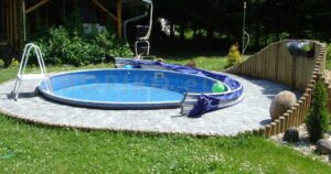 La cubierta TROPIKO garantiza agua cálida y cristalina, proporcionando un placer de baño prolongado. Apta para piscinas de jardín elevadas y enterradas (circulares/redondas).
