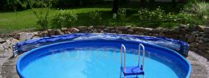 La cubierta TROPIKO garantiza agua cálida y cristalina, proporcionando un placer de baño prolongado. Apta para piscinas de jardín elevadas y enterradas (circulares/redondas).